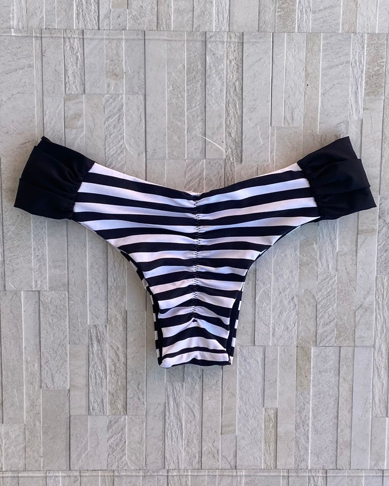 Biquíni Cortininha Listras Pretas e Calcinha Borboleta Com Empina Bumbum